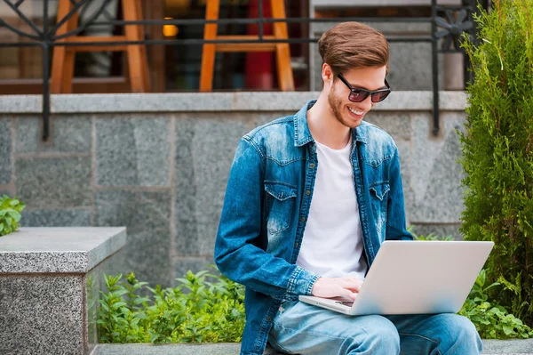 Man working on laptop  outdoors — Stock Photo, Image