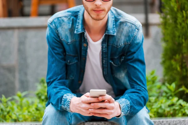 Uomo in possesso di telefono cellulare — Foto Stock