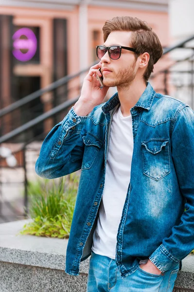 Hombre hablando por teléfono móvil — Foto de Stock