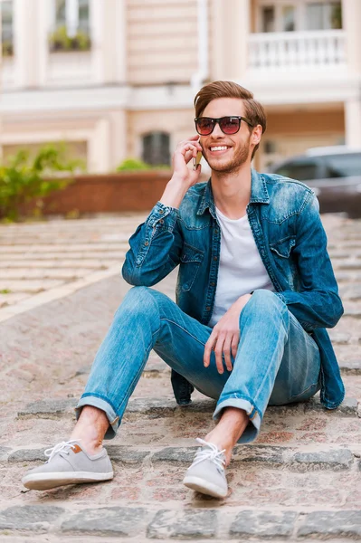 Joven hablando por teléfono móvil — Foto de Stock