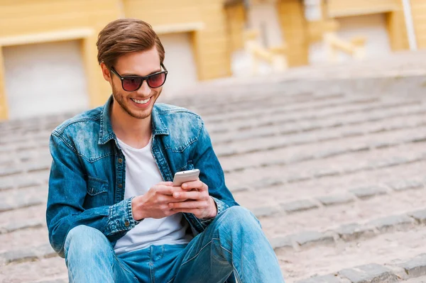 Homem segurando telefone celular — Fotografia de Stock