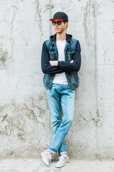 Man in headwear keeping arms crossed — Stock Photo, Image