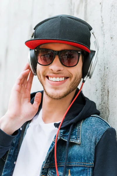 Jovem alegre em fones de ouvido — Fotografia de Stock