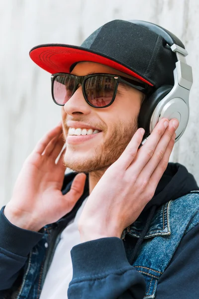 Jovem feliz em fones de ouvido — Fotografia de Stock