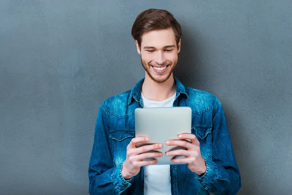 Joven sosteniendo tableta digital — Foto de Stock