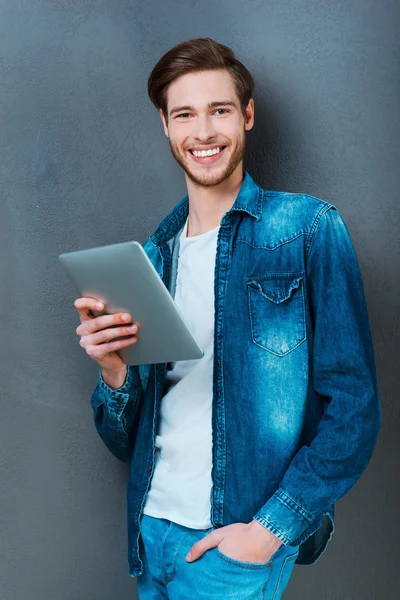 Joven sosteniendo tableta digital — Foto de Stock