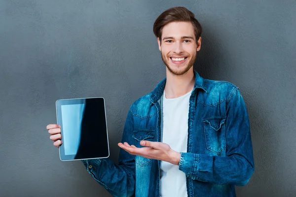 Joven sosteniendo tableta digital — Foto de Stock