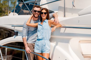 Genç çift ayakta yat güvertede