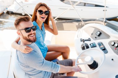 Genç çift yat sürüş