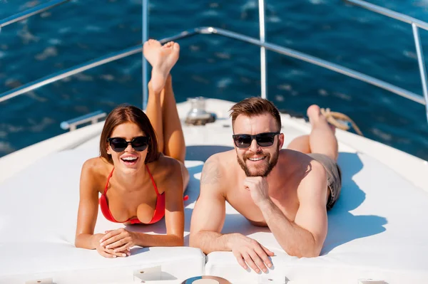 Couple bronzage sur le pont du yacht — Photo