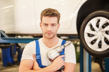 adam holding anahtarı atölye