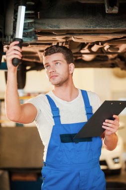 adam araba altında Tekdüzen holding LAMP