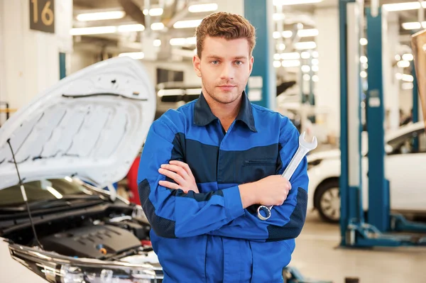 Man holding wrench in workshop — Stock Photo, Image