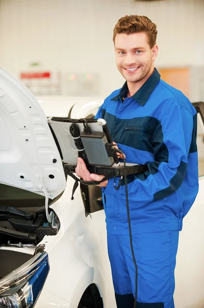 Uomo che lavora su laptop speciale in officina — Foto Stock