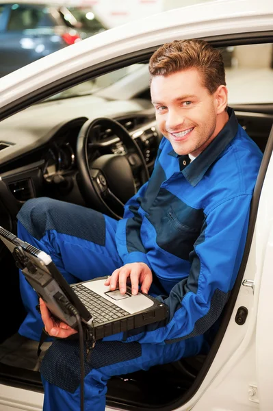 Uomo che lavora su laptop speciale in officina — Foto Stock