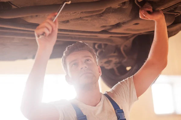 Ung man reparera bilen — Stockfoto