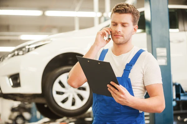 Man talar i mobiltelefon i workshop — Stockfoto