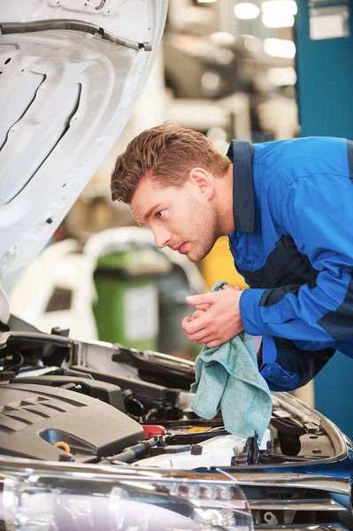 Man onderzoeken auto en afvegen handen — Stockfoto