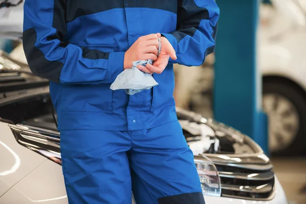 Man in uniform wiping his hands — Stock Photo, Image