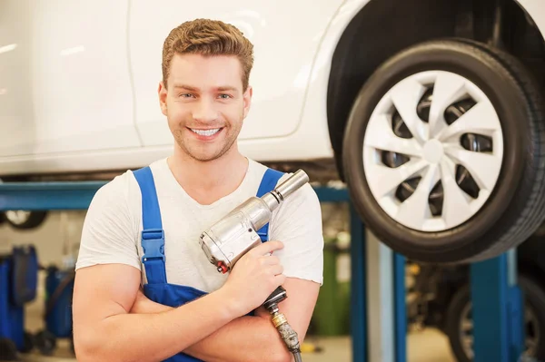 Mann hält Druckluftschlüssel in Werkstatt — Stockfoto