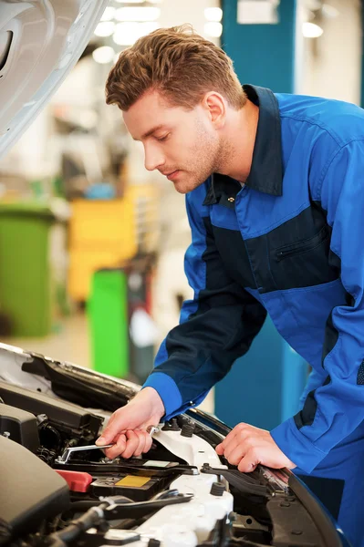 Hombre en uniforme de reparación de coches en el taller Imágenes De Stock Sin Royalties Gratis