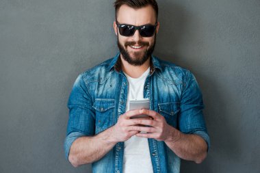 genç adam tutarak cep telefonu