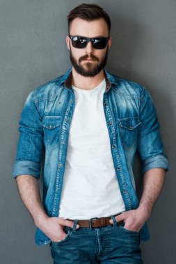 Yakışıklı adam ceplerinde elele