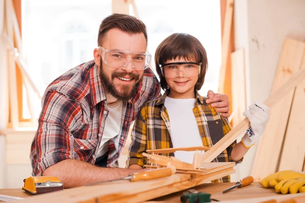 Falegname che abbraccia suo figlio — Foto Stock