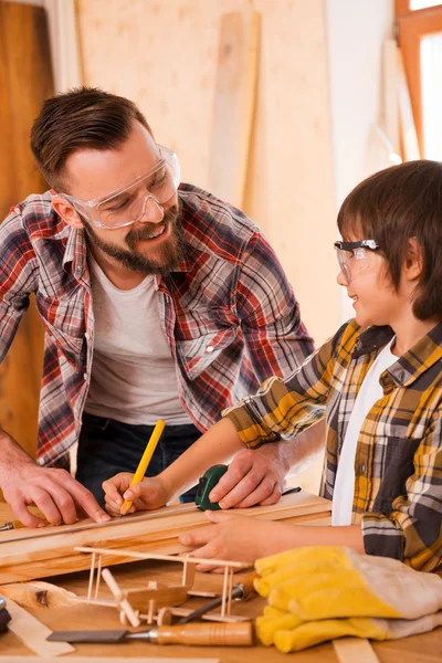 Carpenter en zoon werken in werkplaats — Stockfoto