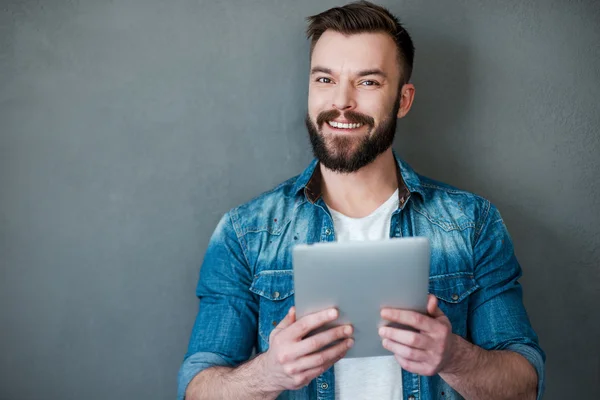 Joven sosteniendo tableta digital — Foto de Stock