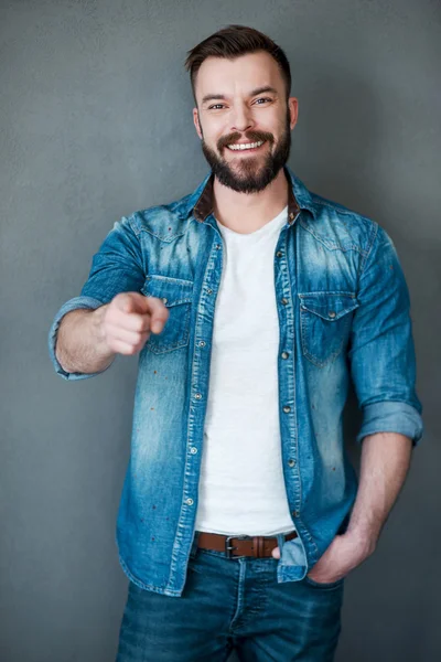 Joven alegre señalándote — Foto de Stock