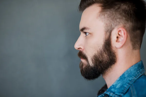 Zijaanzicht van jonge bebaarde man — Stockfoto