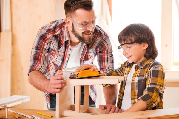 Falegname aiutare figlio polacco sedia di legno — Foto Stock