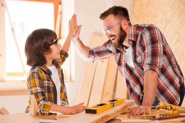Carpinteiro e filho dando alta cinco — Fotografia de Stock