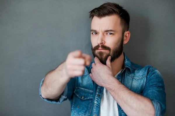 Ernsthafter junger Mann zeigt auf dich — Stockfoto