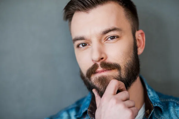 Thoughtful man holding hand on chin — Stock Photo, Image