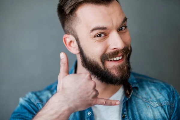 Hombre gesto de teléfono móvil cerca de la cara — Foto de Stock