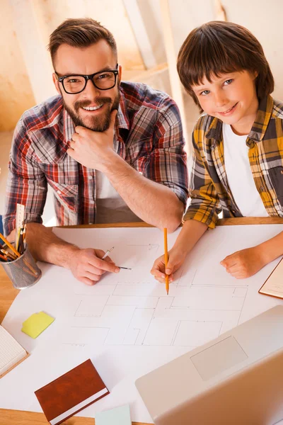 Homem e menino usando bússola para desenhar — Fotografia de Stock