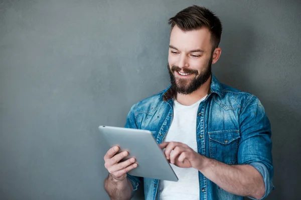 Jongeman met digitale tablet — Stockfoto