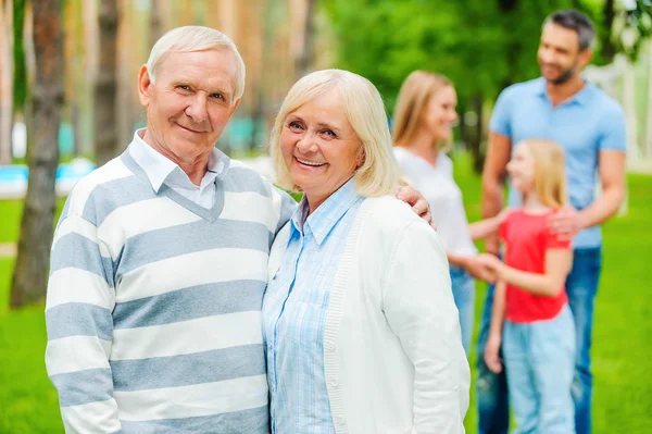 Lyckliga äldre par med familj — Stockfoto