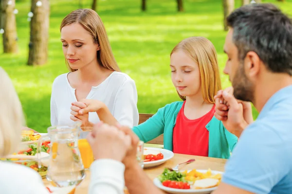 Familie hand in hand en bidden voor het diner — Stockfoto