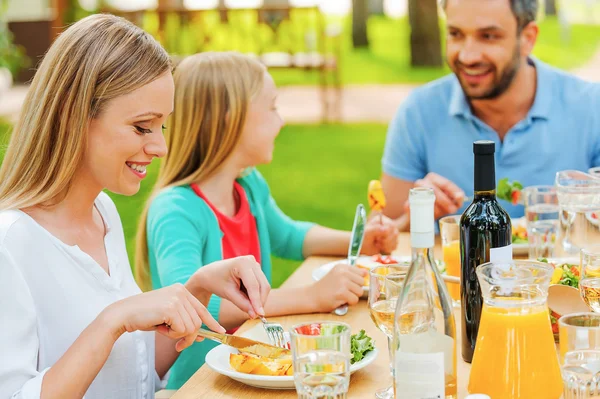 Familia feliz disfrutando de la comida juntos —  Fotos de Stock