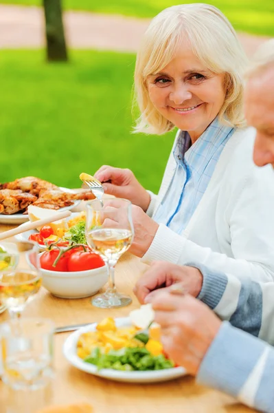 Senior paar zitten aan de eettafel buitenshuis — Stockfoto