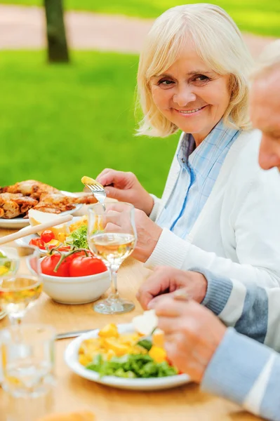 Couple âgé assis à la table à manger à l'extérieur — Photo