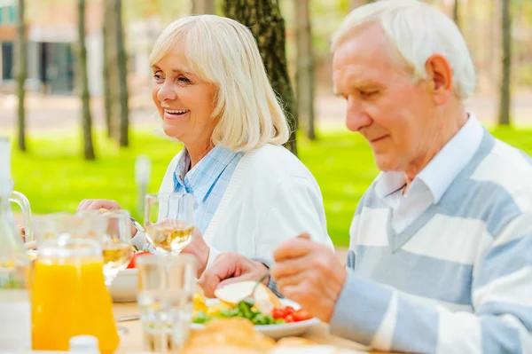 Coppia anziana godendo pasto all'aperto — Foto Stock