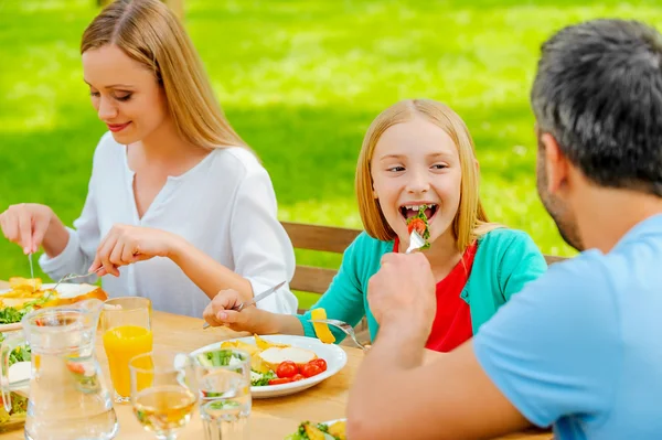 Man feeding his daughter with salad — Stock Photo, Image