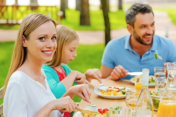 Família feliz desfrutando refeição juntos — Fotografia de Stock