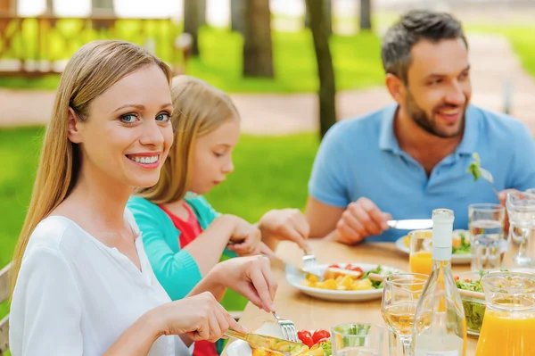 Mutlu aile birlikte yemek keyfi — Stok fotoğraf