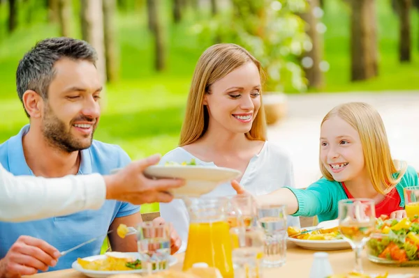 Сім'я насолоджується їжею на відкритому повітрі — стокове фото
