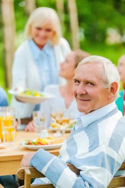 Hombre mayor mirando por encima del hombro a la mesa de comedor —  Fotos de Stock